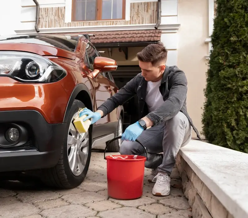 Lavage auto à domicile La Loye : professionnel intervenant sur un véhicule